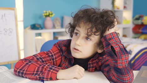 cansado de clases intensas y agotadoras, el niño está abrumado.