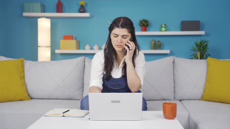 Mujer-Trabajando-Duro-En-La-Computadora-Portátil.