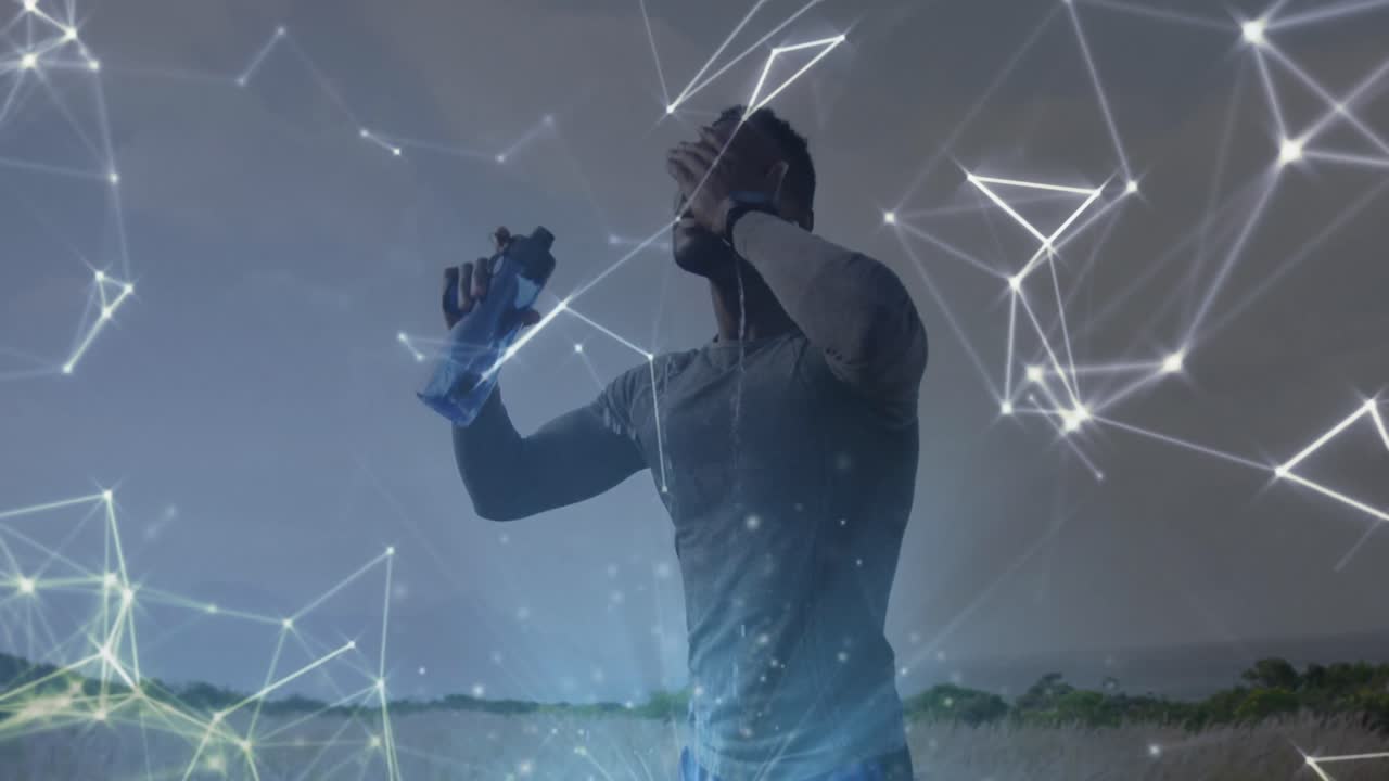 animación de la red de conexiones sobre afroamericano hombre en forma vertiendo agua en su cara al aire libre