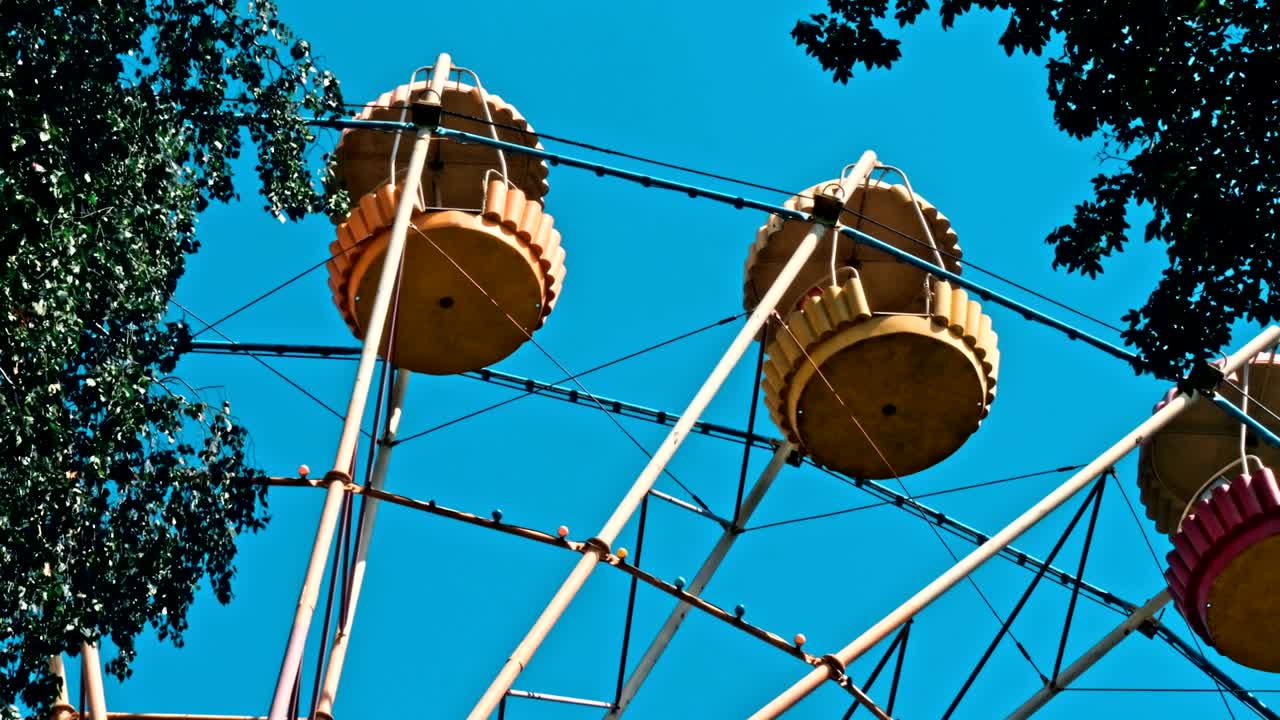 la rueda gigante sobre el cielo azul