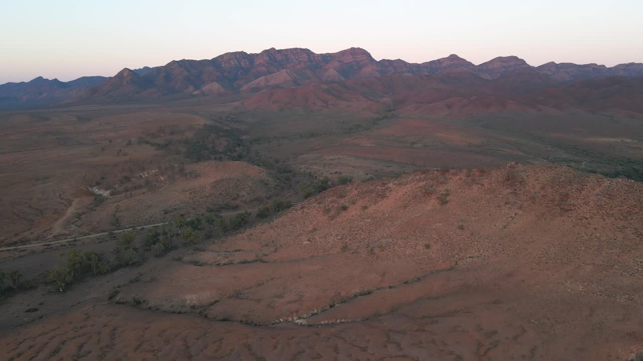 Ampia veduta aerea di un torrente secco in una località arida, catena montuosa Wilpena Pound, Australia.