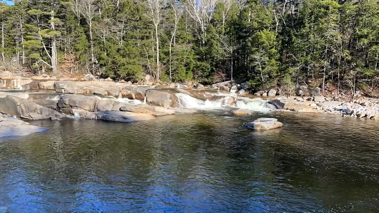 시냇물이 졸졸 흐르고 신선하고 맑은 물이 있는 낮은 웅덩이로 흘러들어갑니다 - 시간 경과