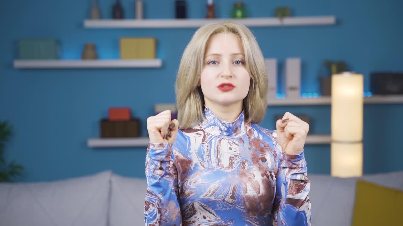 긍정적인 젊은 여성이 동기 부여 연설을 하고 있습니다.