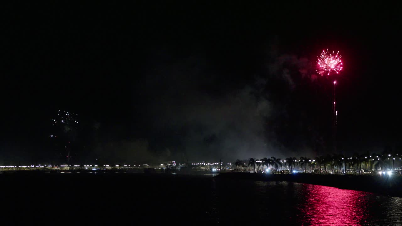 fuegos artificiales a lo lejos en la víspera de año nuevo en la ciudad de panamá, panamá