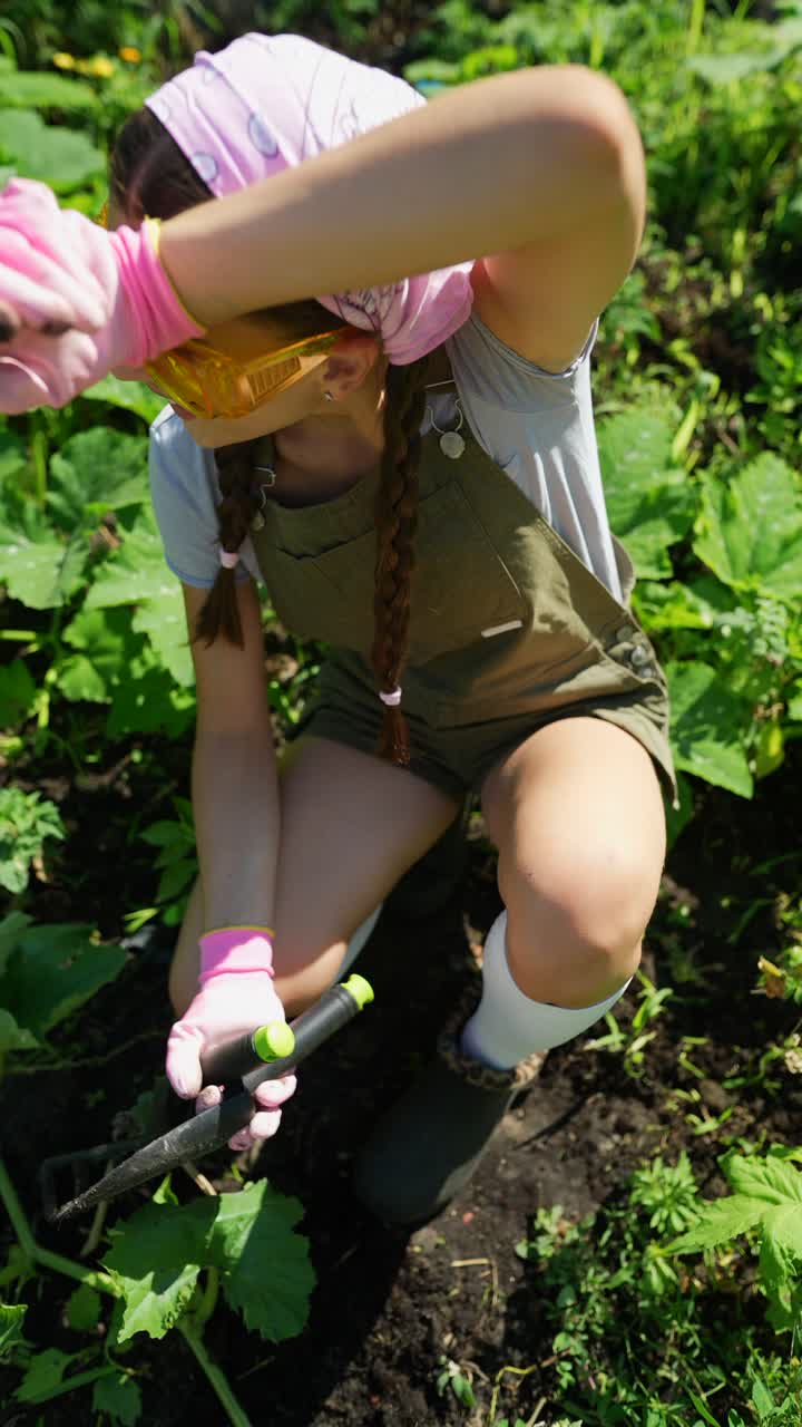 joven jardinero trabajando en un huerto