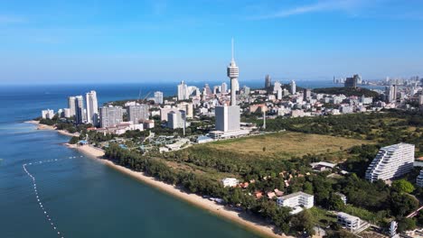 Imágenes-Aéreas-De-Drones-De-4k-De-Pattaya,-Una-Ciudad-En-La-Costa-Este-Del-Golfo-De-Tailandia-Conocida-Por-Sus-Playas-Y-Su-Vida-Nocturna