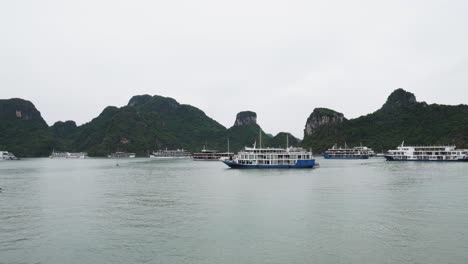 Floating-Luxury-Cruise-Ships-On-The-Paradise-Sea-Of-Ha-Long-Bay-In-Vietnam