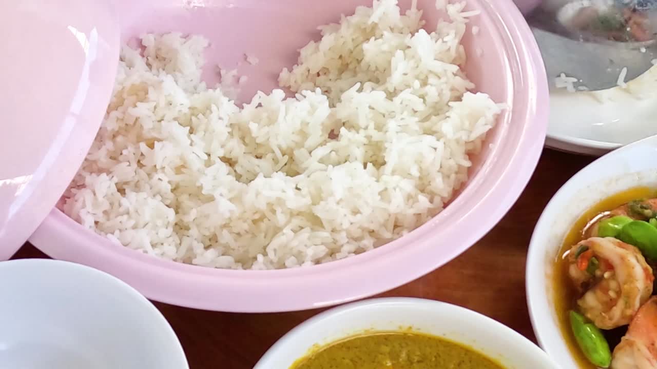 y compartiendo comida en una comida familiar