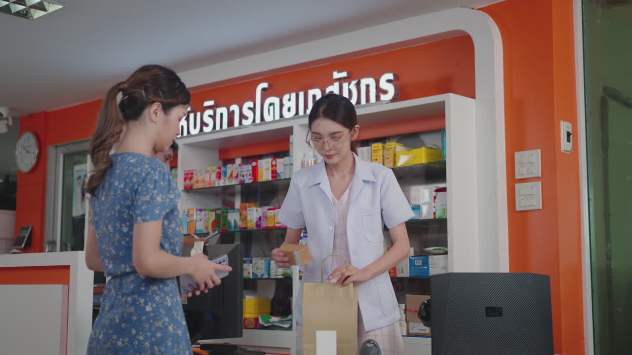 Farmacista donna che scansiona un codice a barre su uno smartphone per il pagamento contactless