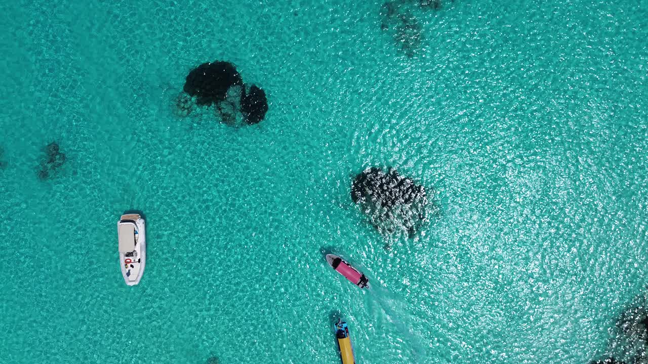 푸르키즈색 물 에 있는 배 들 의 공중 사진