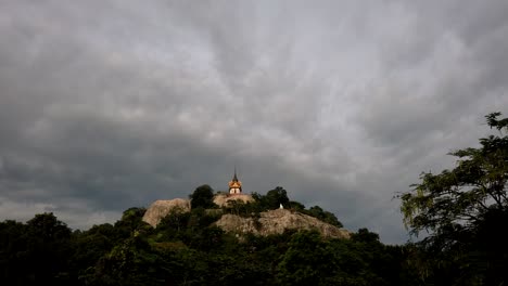 Wat-Phra-Phutthachai-Ist-Ein-Touristenziel-Für-Ausländer-Und-Thailändische-Staatsangehörige,-Die-Nach-Segnungen-Suchen