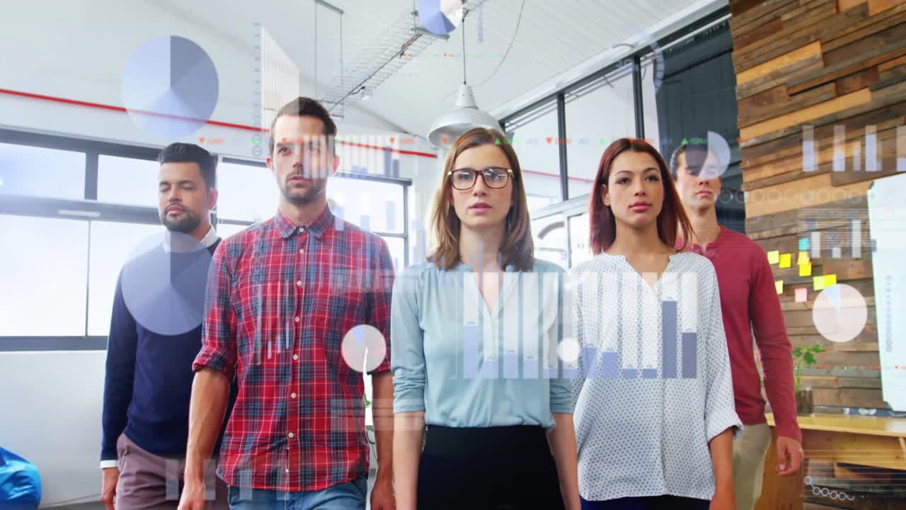 animación del procesamiento de datos financieros sobre diversas personas de negocios en la oficina