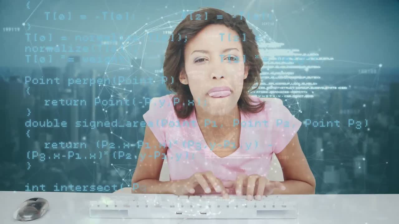 женщина смеется во время беседы