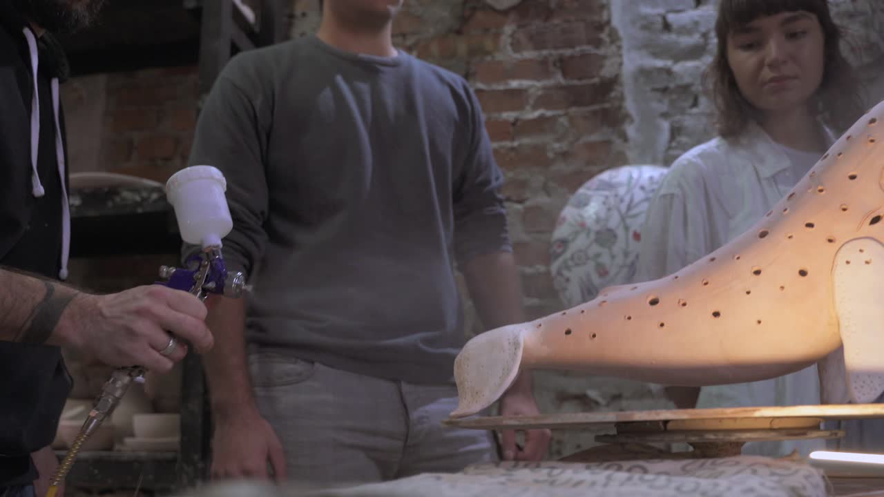 скульптура кита из глины в мастерской