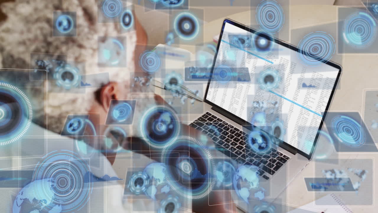 Lavorando al laptop, persona che usa animazione e dati digitali in ambiente scolastico