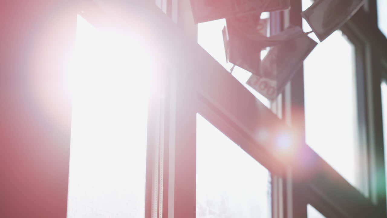 창문으로 날아가는 돈