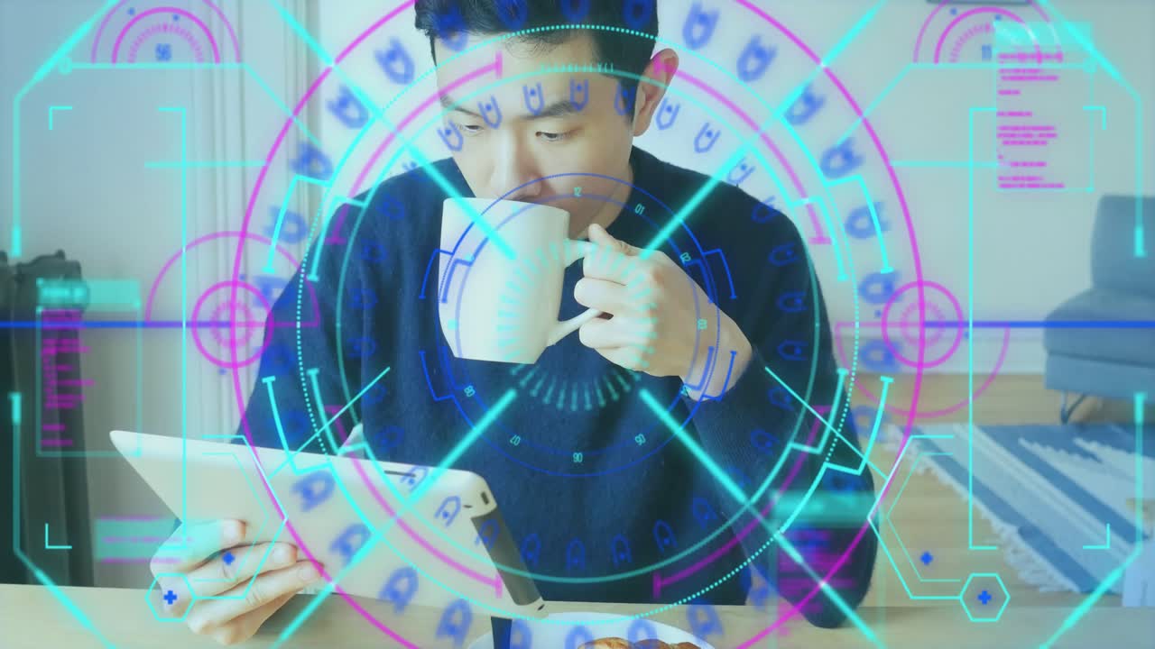 머그잔을 마시면서 태블릿 화면을 응시하고 기술 홀로그램 인터페이스를 형성하는 남자