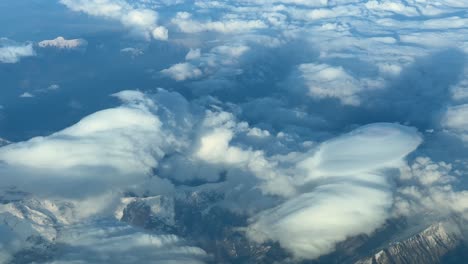 Impresionante-Vista-Aérea-De-Las-Montañas-Nevadas-De-Los-Pirineos-Volando-A-12000m-De-Altura