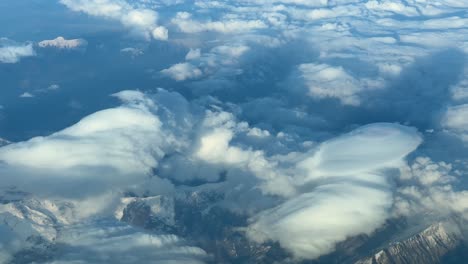 impresionante vista aérea de las montañas nevadas de los pirineos volando a 12000 m de altura