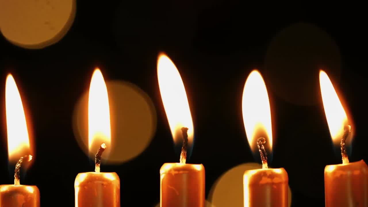 animación de la quema de documentos antiguos sobre las velas en el pastel de cumpleaños que se apaga