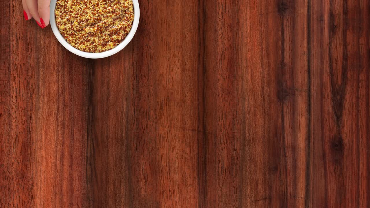 오래된 스타일의 겨자 제공