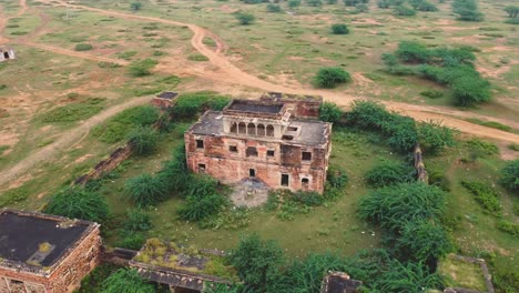 Kreisende-Drohnenaufnahme-Eines-Alten,-Verlassenen-Festungsgebäudes-In-Einem-Wald-Von-Gwalior,-Indien