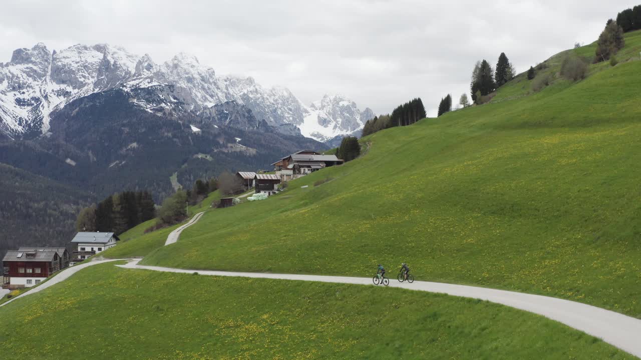 los atletas de bicicletas de montaña entrenan en los espectaculares dolomitas escénicos paisaje de primavera, dron