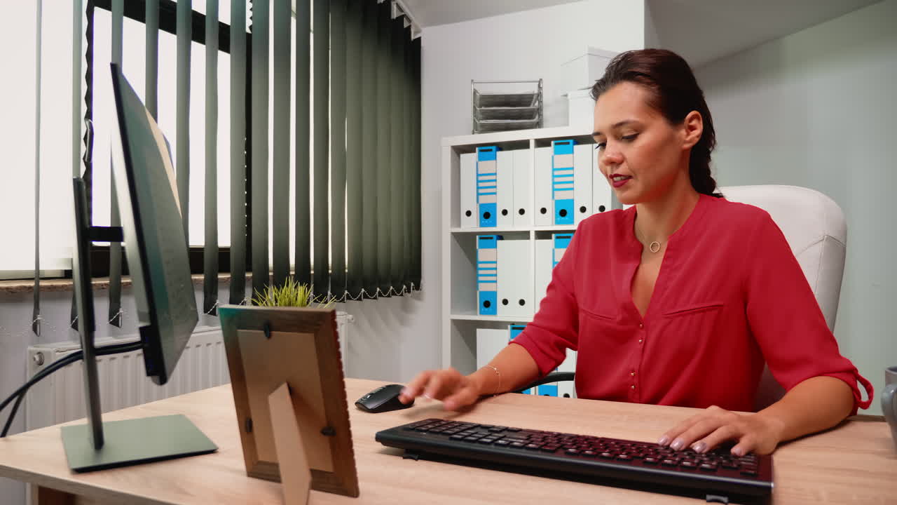 pantalla de computadora de tableta con una maqueta verde