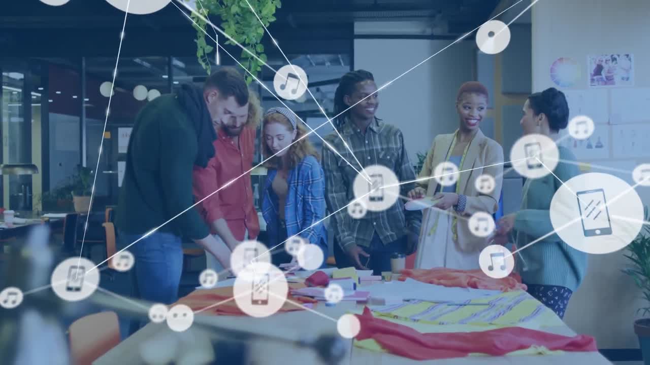 다양한 디자이너들이 책상 위의 직물을 확인하는 연결된 전화 및 음악 아이콘의 애니메이션