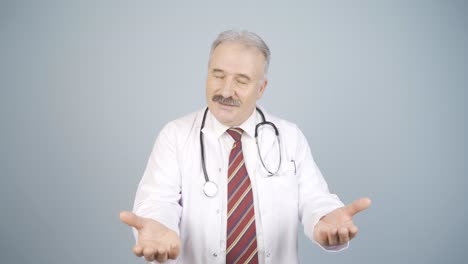 el médico extiende una mano de ayuda.