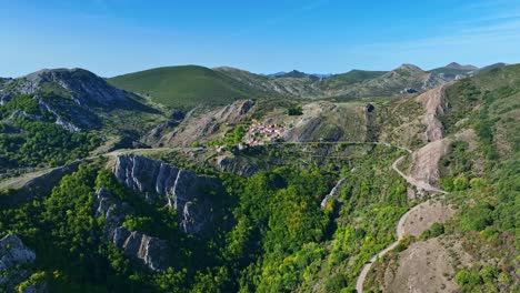 casas de lujo en lo alto de un acantilado con una carretera escénica a través de las montañas de españa