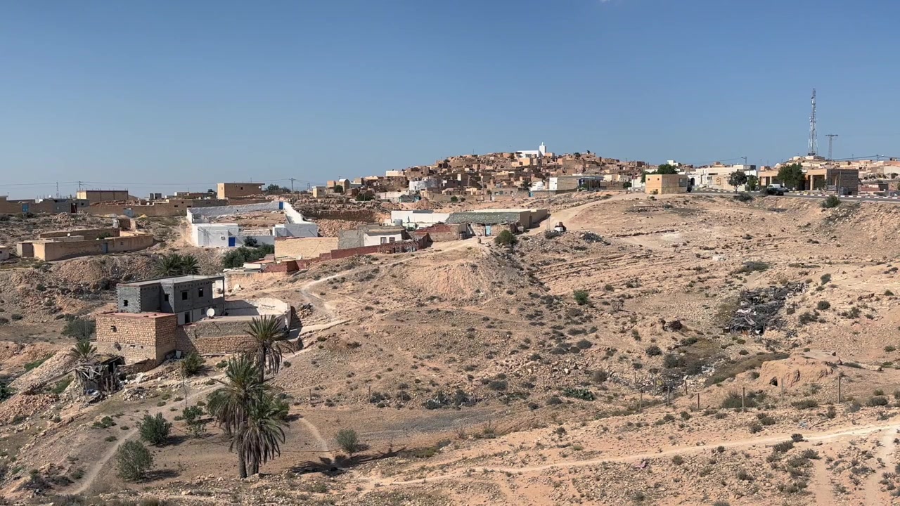 Villaggio collinare di Tamezret su una valle desertica arida, Tunisia