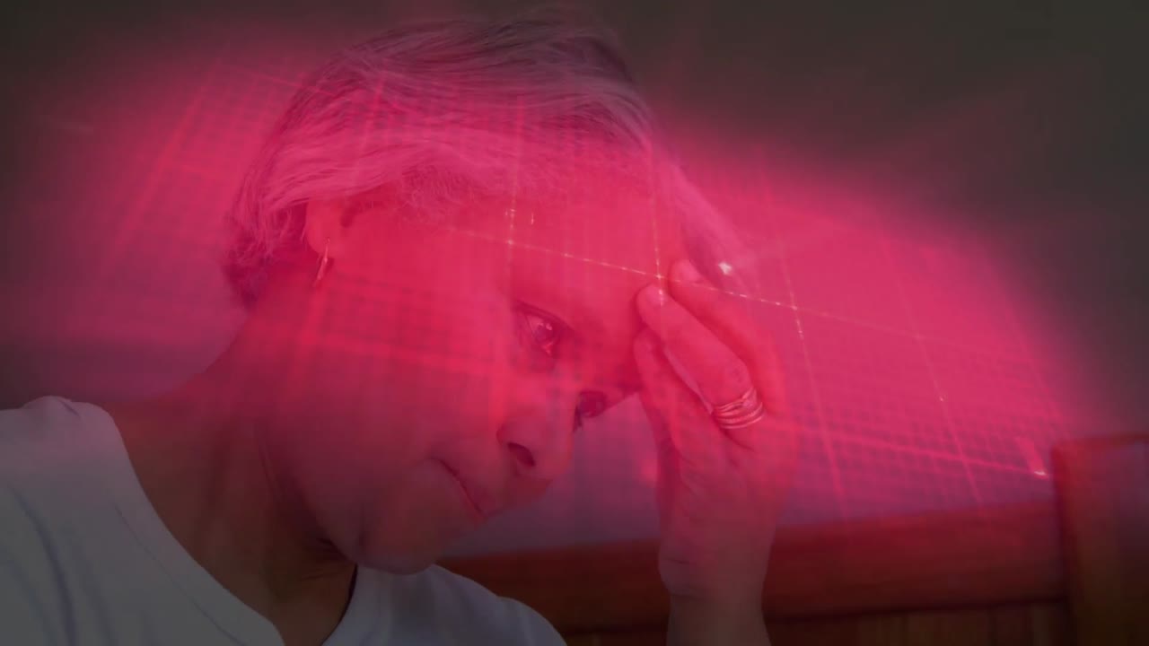 animación de cardiógrafo sobre una mujer biracial anciana con dolor de cabeza