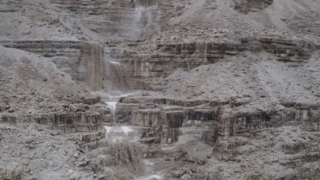 Vuelo-Aéreo-Sobre-Una-Poderosa-Cascada-Fangosa-Después-De-Una-Inundación-En-El-Desierto-De-Judea-En-Israel