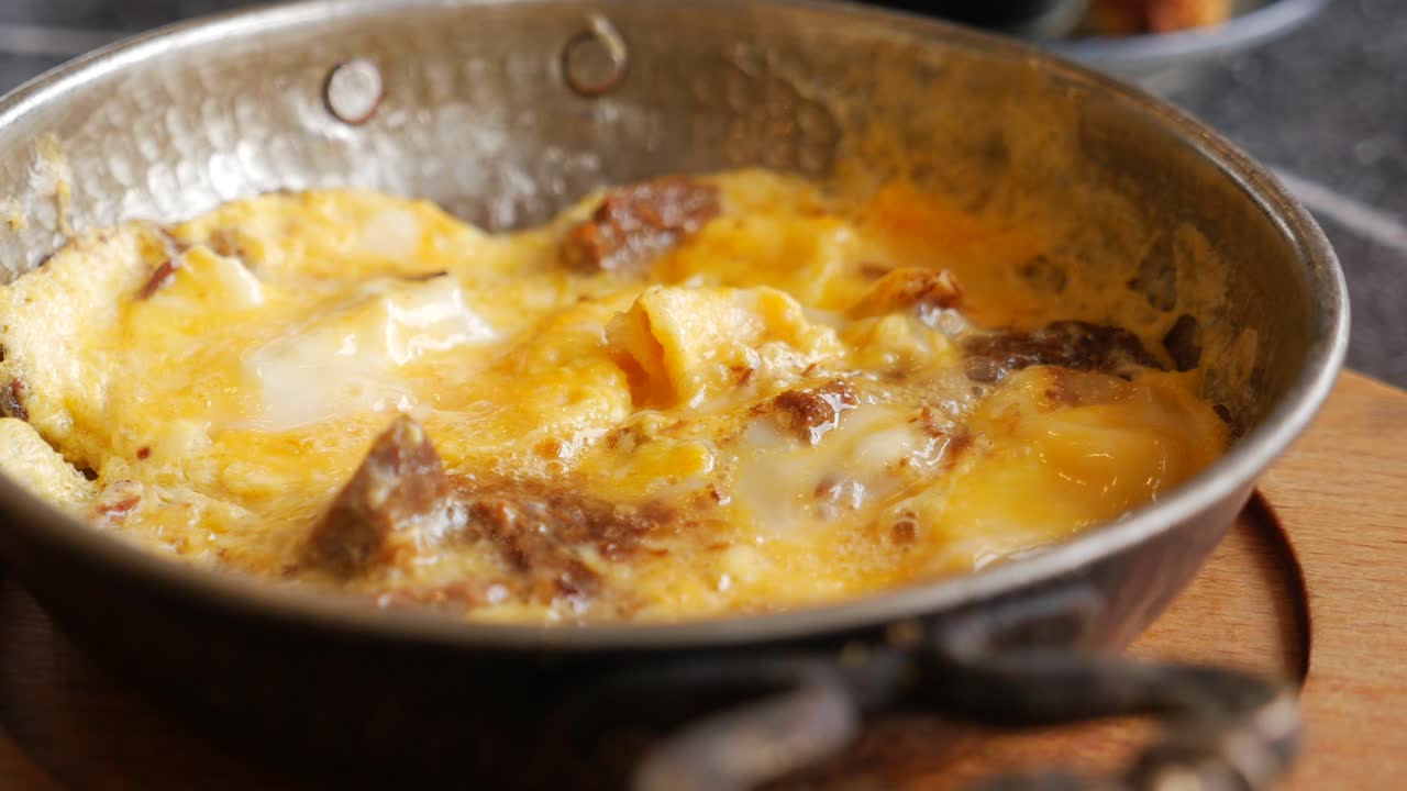 huevos de pavo con carne en una sartén de cobre