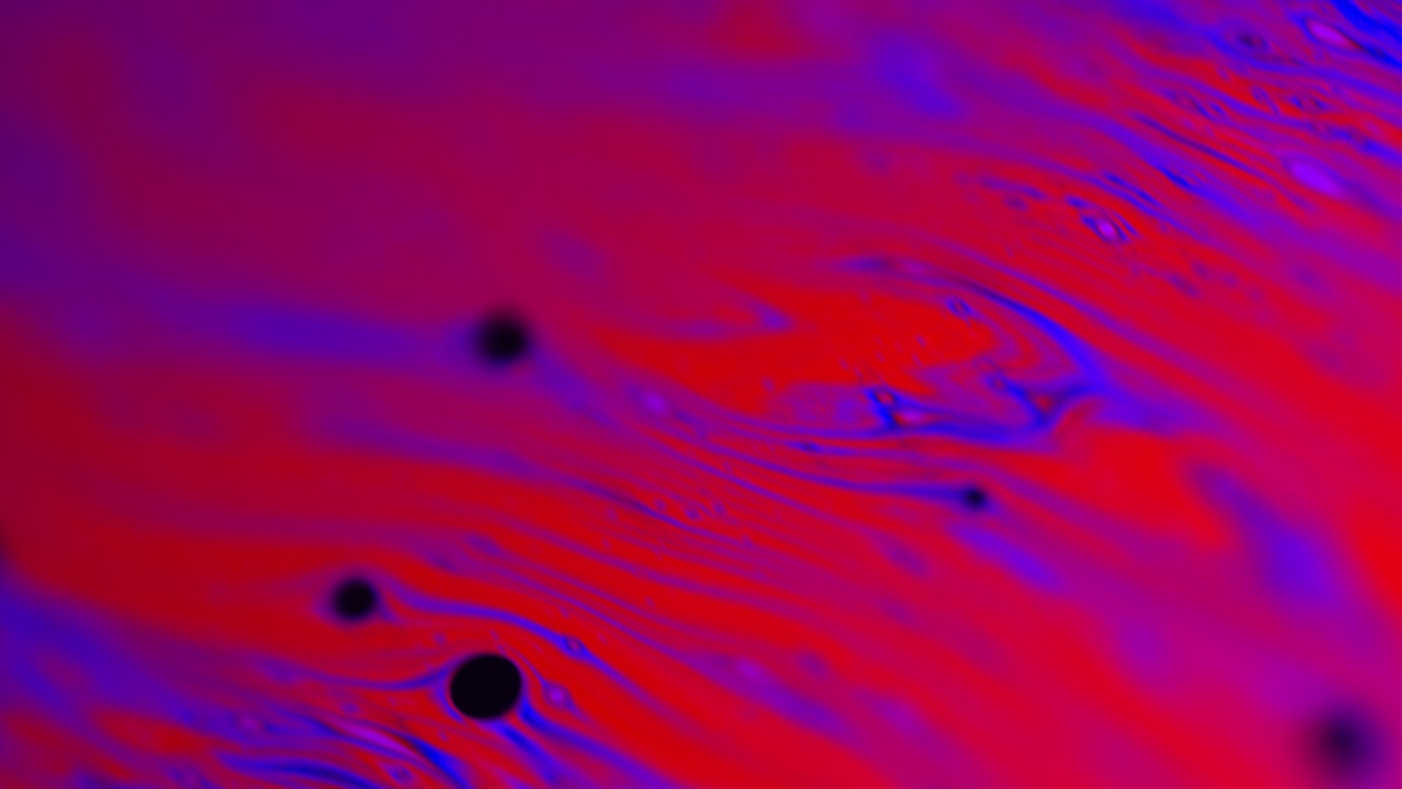 macro resumen de una solución líquida rosada con rayas de línea ligera