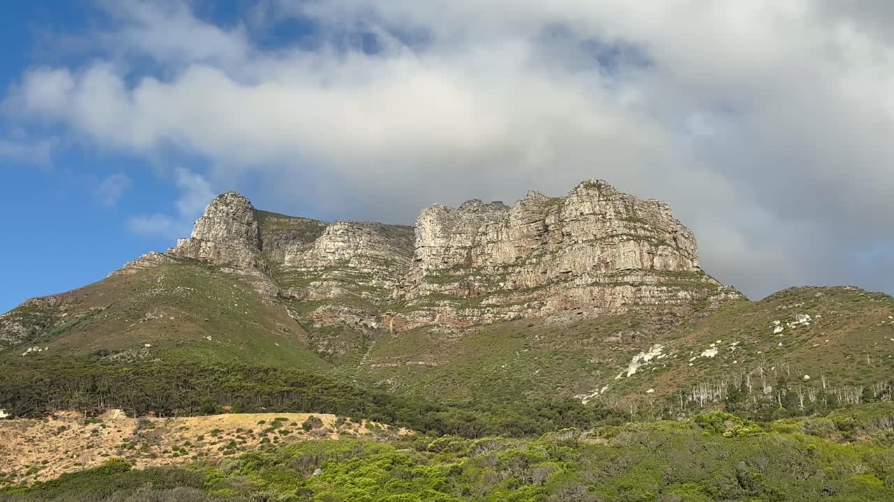 Imponenti montagne vicino alla spiaggia di Llandudno a Città del Capo, Sudafrica