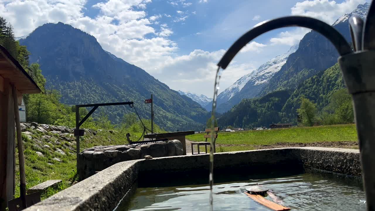Source alpine paisible dans les montagnes suisses