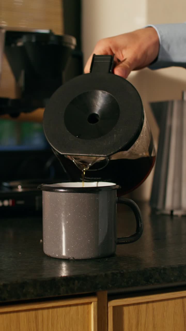 vertiendo café de una cafetera