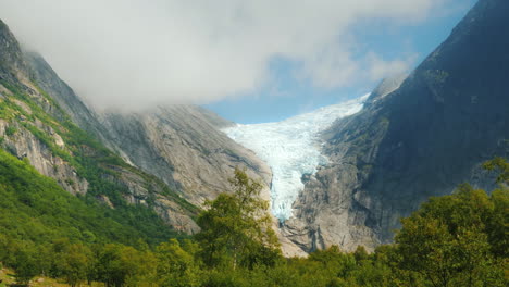 hielo blanco en la cima de la montaña - glaciar briksdal en noruega lugar popular entre los turistas