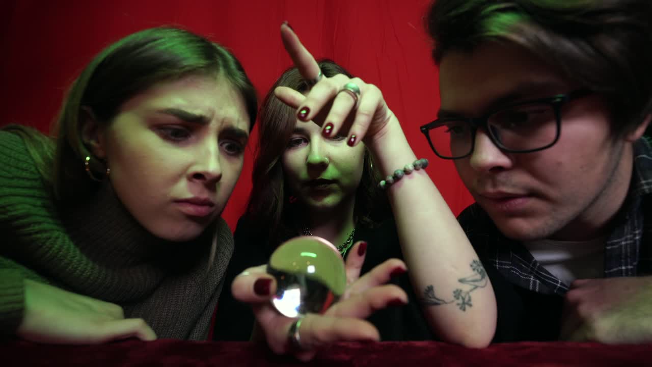 크리스탈 볼을 바라보는 친구들