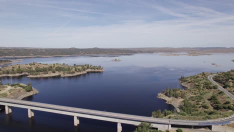 Ruhiger-Blick-Auf-Den-Spiegelglatten-See-Im-Ländlichen-Landesinneren-Spaniens