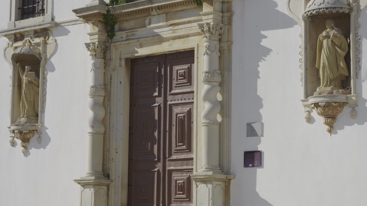 Ansicht der Vorderfassade der Igreja do Carmo, die den Eingang und religiöse Statuen hervorhebt