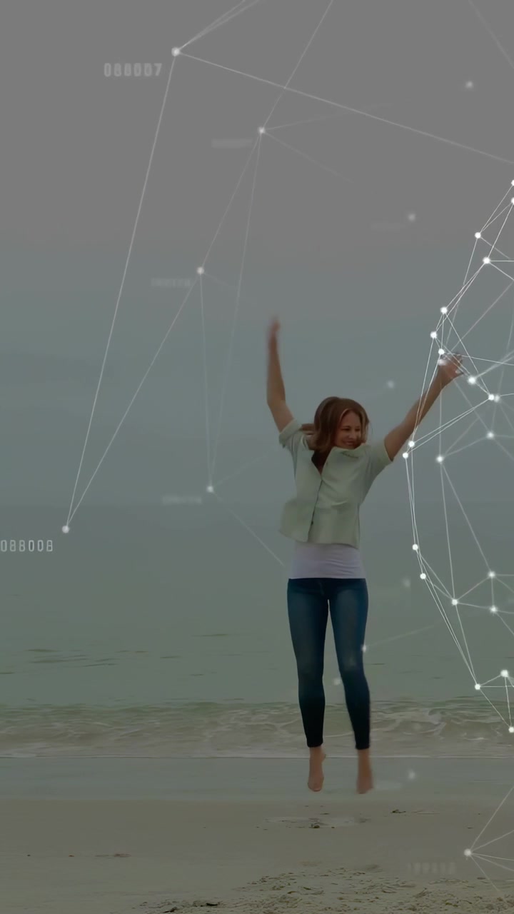 Video verticale: Donna che salta, atterra e cammina sulla riva, sorridendo e muovendosi con elementi tecnologici sovrapposti a destra.