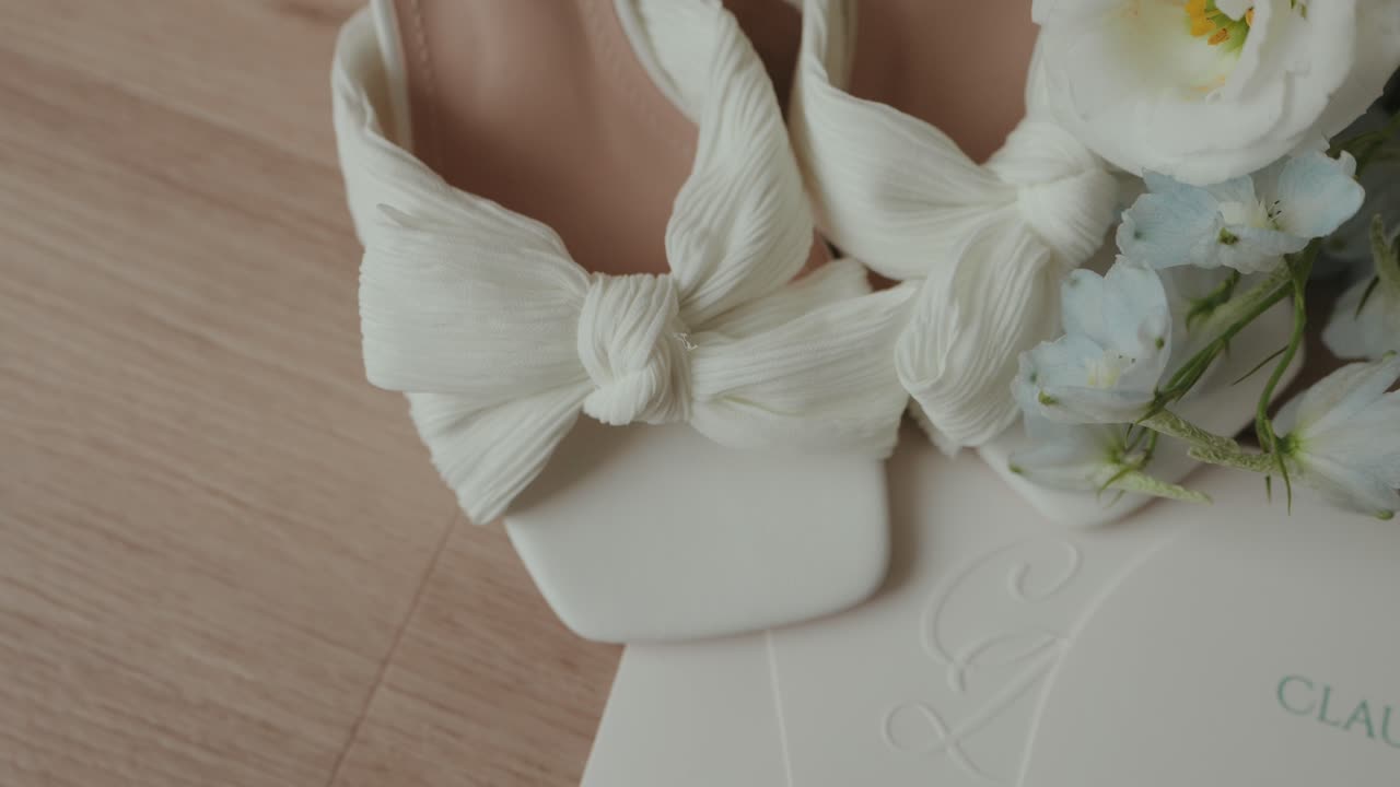 리본 디테일과 플로럴 장식이 있는 흰색 웨딩 슈즈