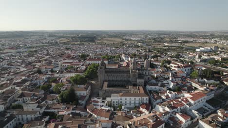 Vista-Aérea-De-La-Catedral-De-Evora-Centro-Antiguo,-Alentejo-Histórico