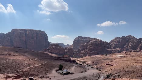 Valle-De-Petra-En-Wadi-Musa,-Jordania-Con-El-Tesoro-En-Medio-De-Un-Paisaje-Rocoso-Y-Montañoso,-Patrimonio-De-La-Unesco,-Antiguo-Reino-Nabateo-4k-Establecer-Tiro