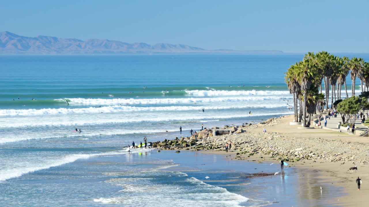 서퍼스 포인트 벤추라 캘리포니아 1에서 파도에 서퍼의 시간 경과