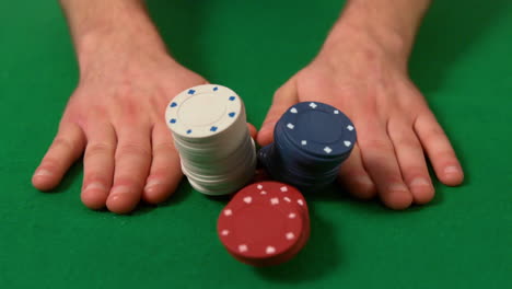 hombre empujando fichas de casino