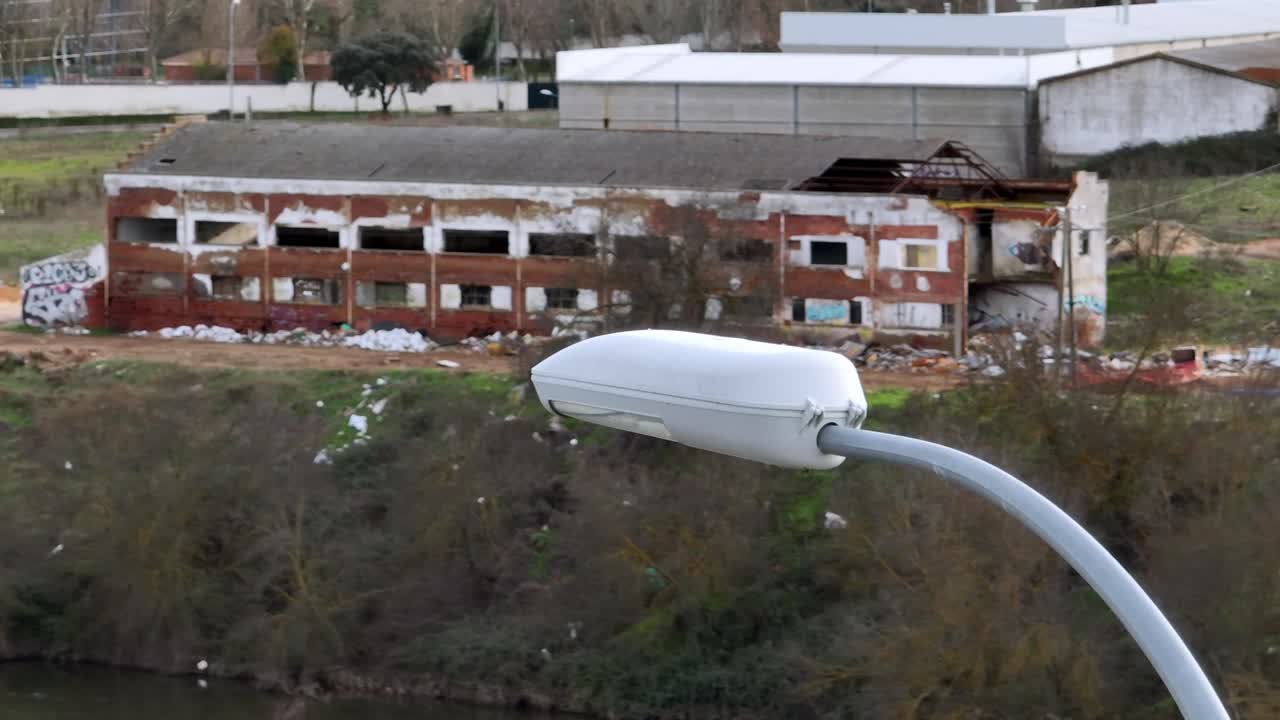 도시 가난한 지역의 낮 가로등, 공중 전망